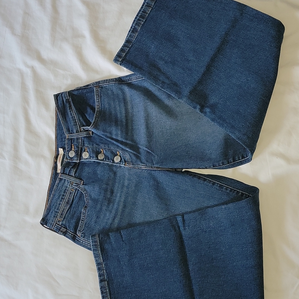 Levis - Picture 2 of 3